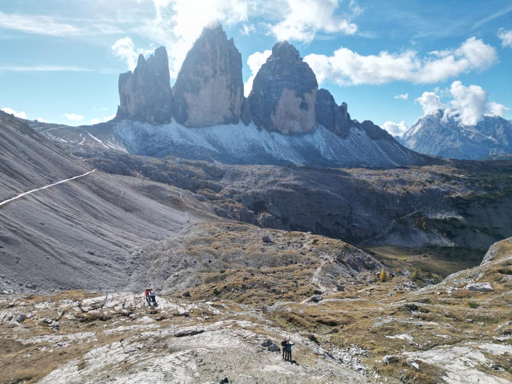 3 cime, waving to the drone